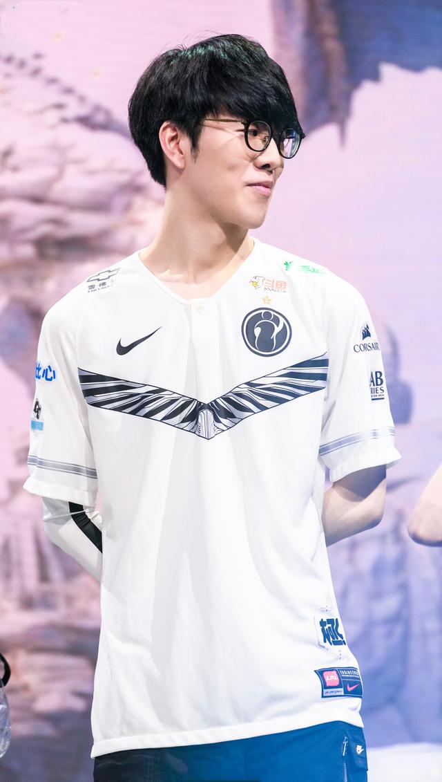 Kaiyun开云中国官网-夺冠引发热议！，TheShy在公牛比赛中比赛规则变更观众掌声雷动(theshy进了几次世界赛)